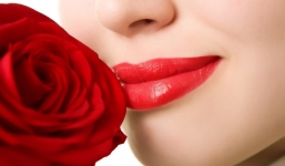 Chống khô da, khô môi khi ngồi máy lạnh